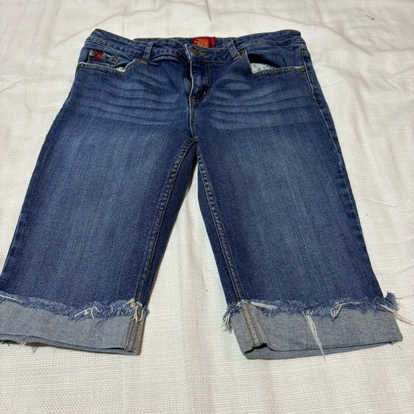 Tilt Bermuda Cuff Jean Shorts Junior’s Size 9 - Picture 1 of 6